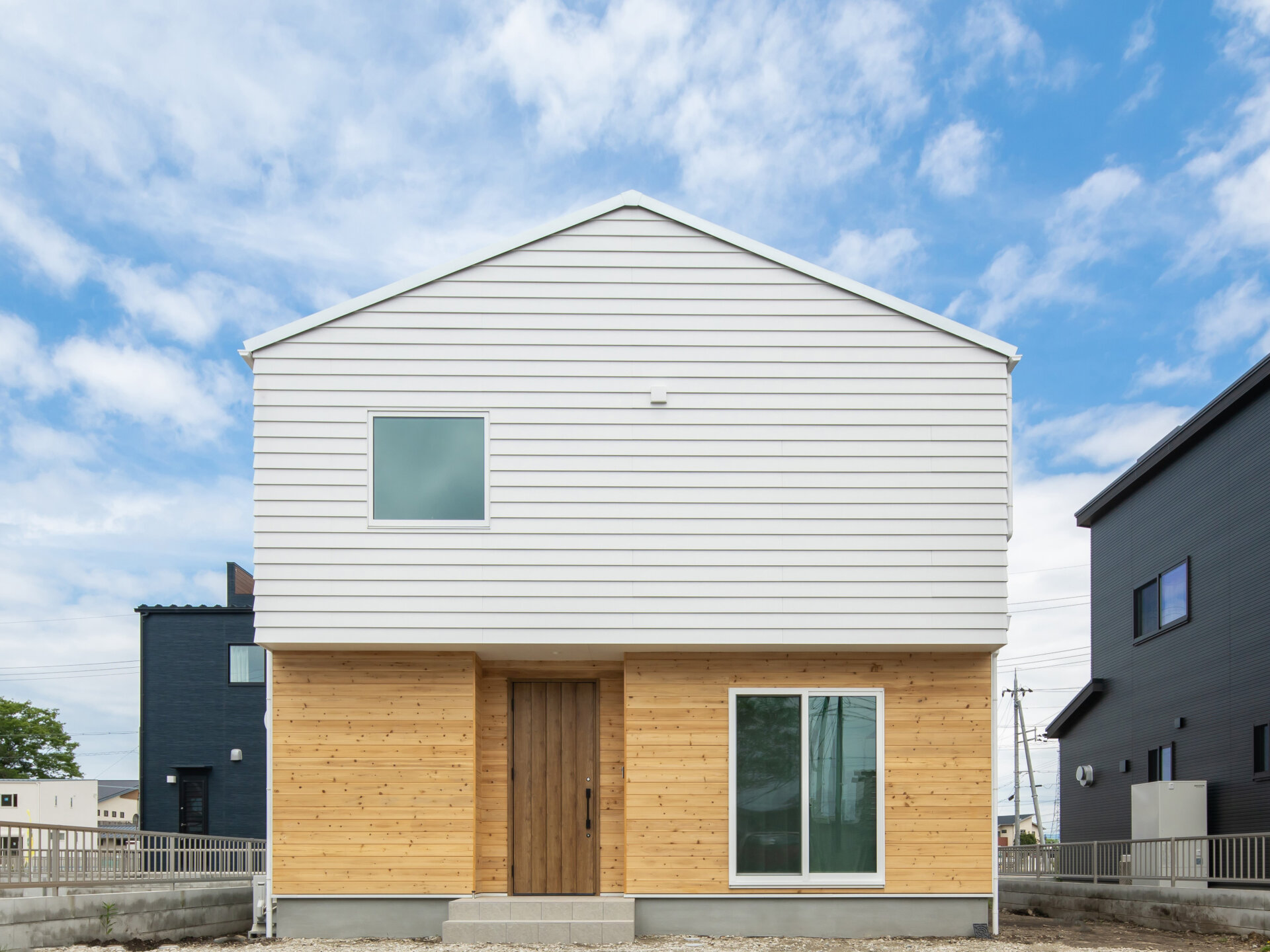 木と白で作るシンプルな家